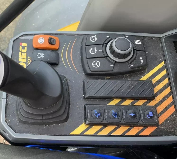 La molette située sur la console de droite de la chargeuse articulée Dieci Agri Pivot T70 s’utilise pour naviguer dans le terminal à écran couleur, afin, par exemple, ...