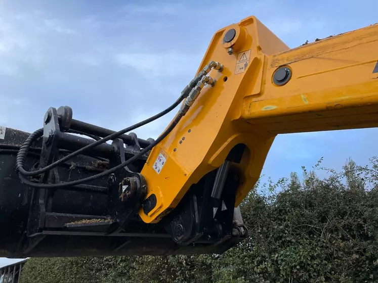 Le vérin de bennage et cavage est intégré dans le nez de flèche de la chargeuse articulée Dieci Agri Pivot T70.