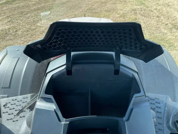 tracteur Valtra S416 intérieur cabine rangement