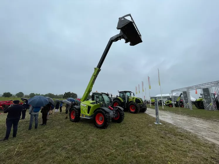 Claas renouvelle cinq chargeurs télescopiques Scorpion de son catalogue.