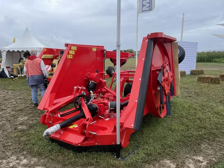 Le broyeur porté à axes verticaux G 421 HD1 de Gyrax pèse 2 400 kg et demande un tracteur doté d’un relevage d’une capacité de 6 tonnes.