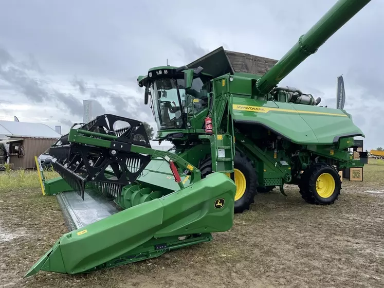 La capacité de la trémie atteint jusqu’à 11 500 l sur les moissonneuses-batteuses John Deere T5 et jusqu’à 13 500 l sur les T6.