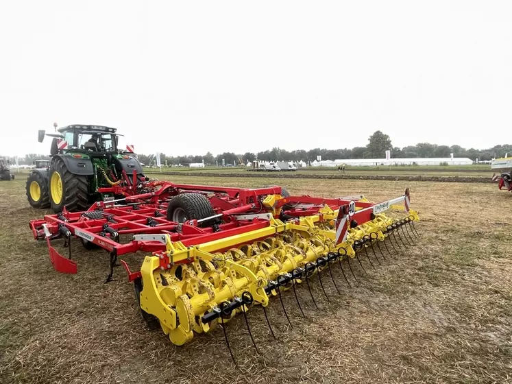 Le scalpeur Plano VT 6060 de Pöttinger dispose de 37 dents rigides à sécurité ressort réparties sur six rangées. 