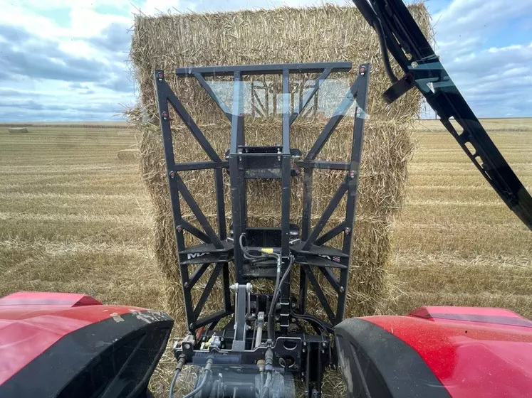 Pince à balles MX Manubal V7000HD sur relevage arrière du  tracteur Massey Ferguson MF 8S.305 de Damien Salley