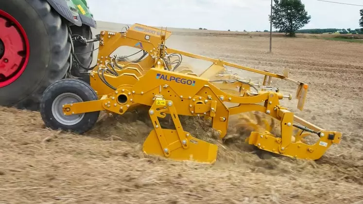 Décompacteur Skat Max d'Alpego tracté par un Fendt 1050 Vario