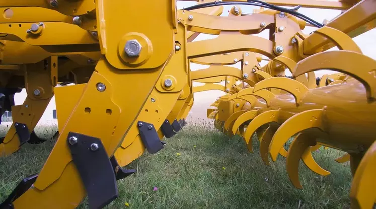 Vue des ailettes sur les dents du décompacteur Skat Max d'Alpego