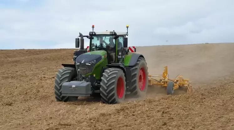 Tracteur Fendt 1050 au champ avec décompacteur Skat Max d'Alpego