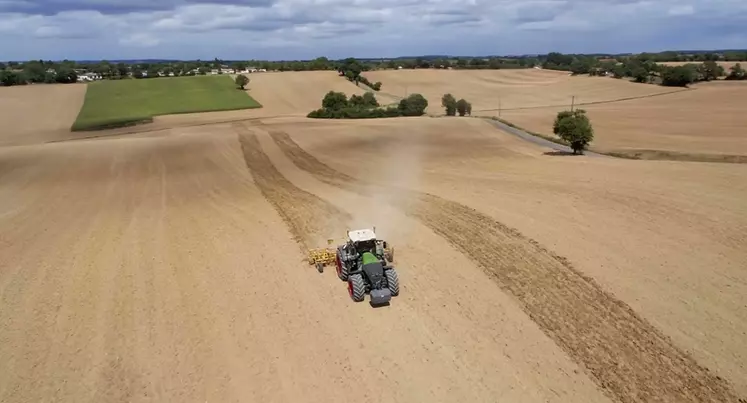 Tracteur Fendt 1050 au champ avec décompacteur Skat Max d'Alpego de 6 m de large
