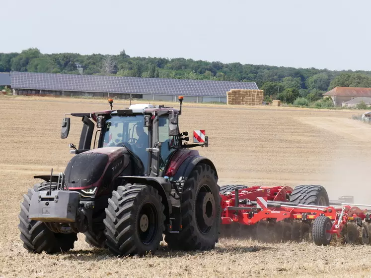 tracteur Valtra S416 déchaumeur à disques indépendants Grégoire Besson Occitan