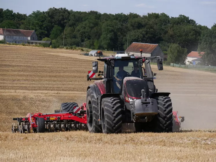 tracteur Valtra S416 déchaumeur à disques indépendants Grégoire Besson Occitan