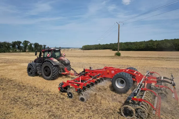 tracteur Valtra S416 déchaumeur à disques indépendants Grégoire Besson Occitan