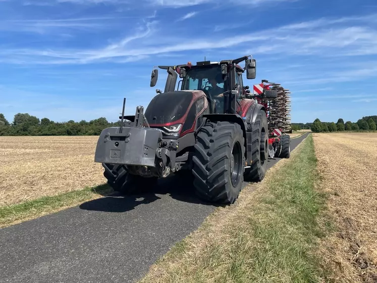 tracteur Valtra S416 déchaumeur à disques indépendants Grégoire Besson Occitan