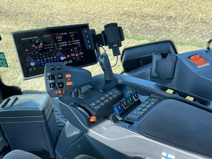 tracteur Valtra S416 intérieur cabine accoudoir multifonction