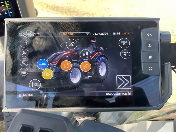 tracteur Valtra S416 intérieur cabine écran terminal tactile