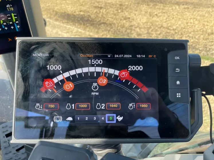 tracteur Valtra S416 intérieur cabine écran terminal tactile