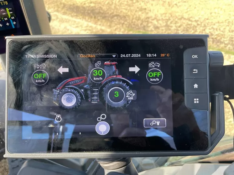 tracteur Valtra S416 intérieur cabine écran terminal tactile