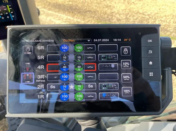 tracteur Valtra S416 intérieur cabine écran terminal tactile