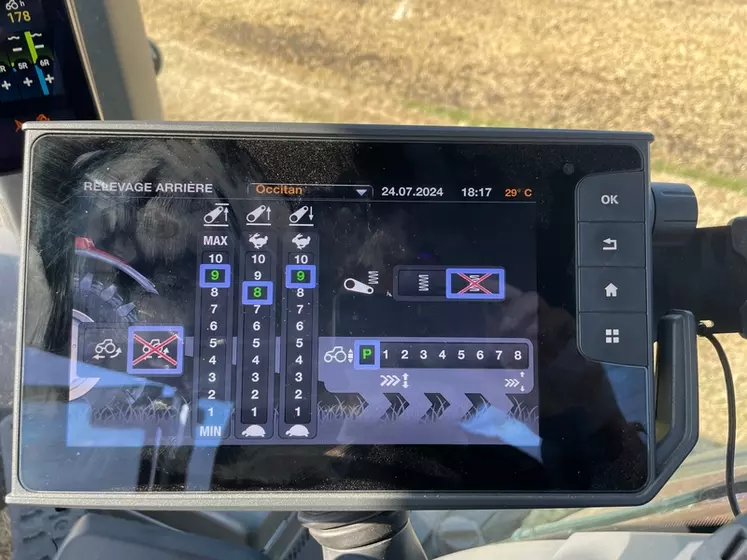 tracteur Valtra S416 intérieur cabine écran terminal tactile