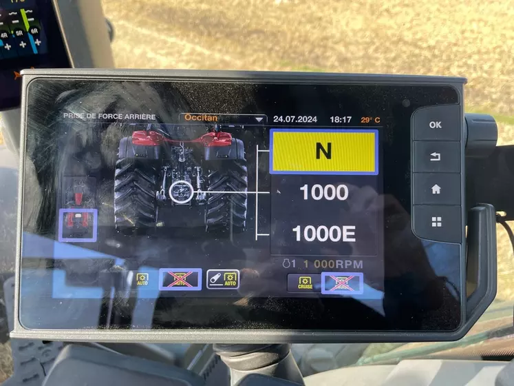 tracteur Valtra S416 intérieur cabine écran terminal tactile