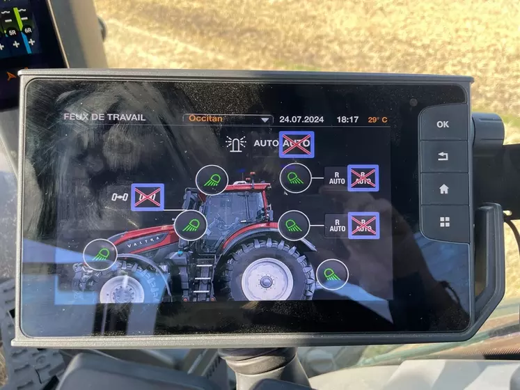 tracteur Valtra S416 intérieur cabine écran terminal tactile