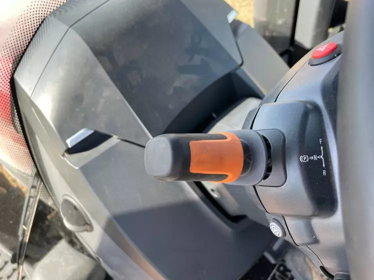 tracteur Valtra S416 intérieur cabine inverseur