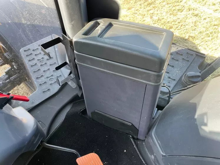 tracteur Valtra S416 intérieur cabine rangement