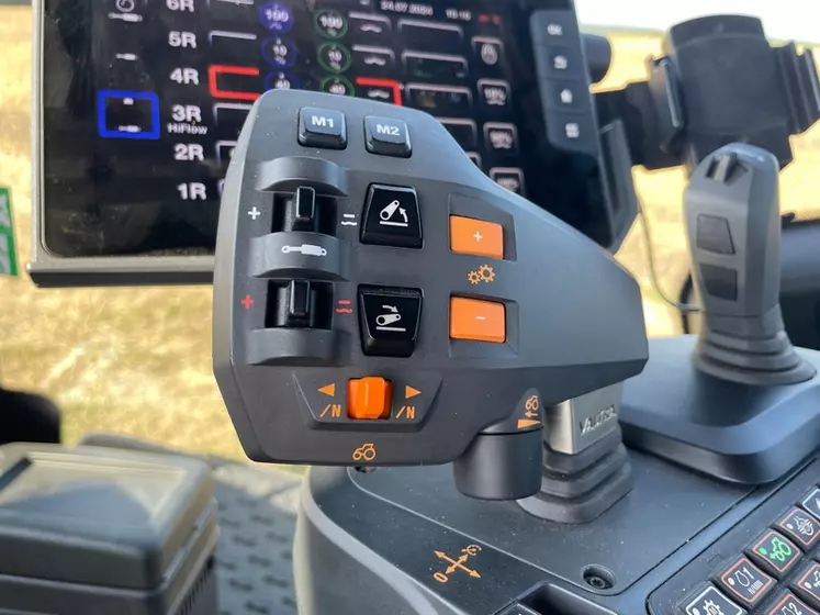 tracteur Valtra S416 intérieur cabine joystick