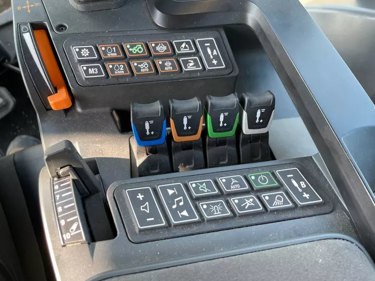 tracteur Valtra S416 intérieur cabine accoudoir multifonction