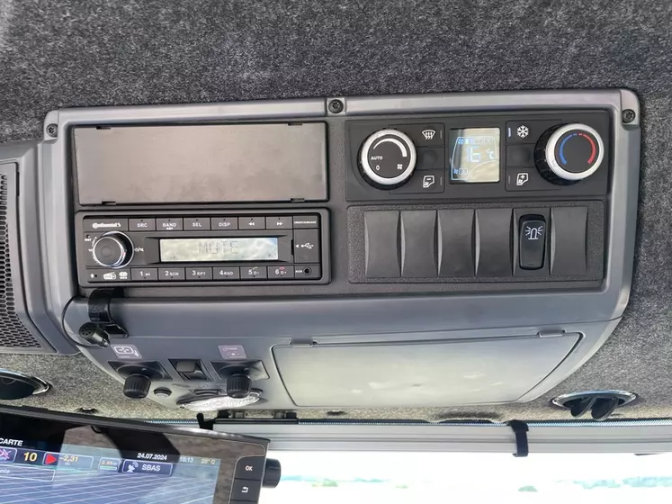 tracteur Valtra S416 intérieur cabine