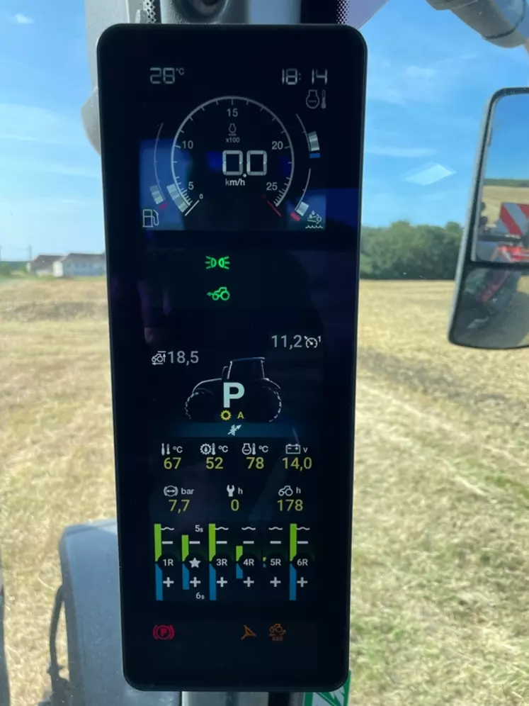 tracteur Valtra S416 intérieur cabine écran