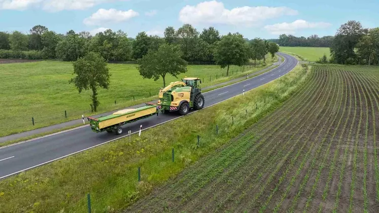 Coupe directe Krone Xdisc 710 en position transport accrochée derrière une ensileuse Krone