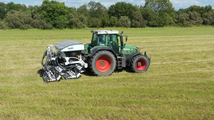 Semoir Boss d'Agrisem à deux rangées d'éléments semeurs et trémie embarquée attelé à un tracteur Fendt Vario