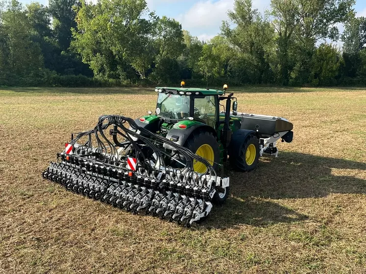 Semoir porté Boss d'Agrisem attelé à un tracteur John Deere