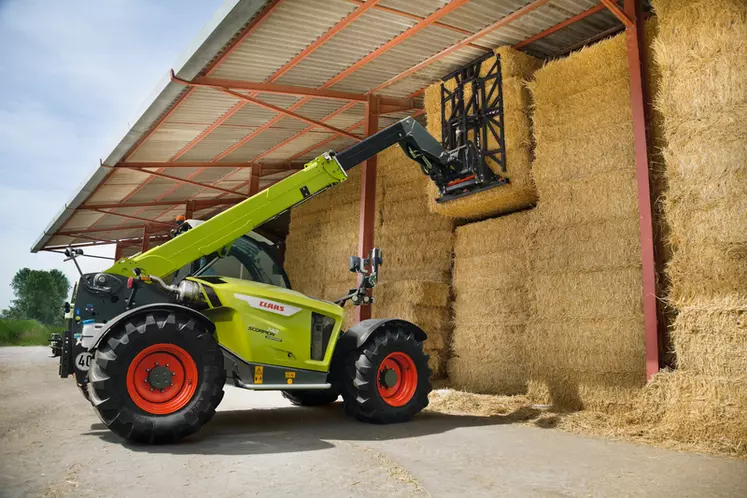 Chargeur télescopique Claas Scorpion à la manutention de balles de paille