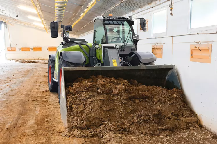 Chargeur télescopique Claas Scorpion au raclage de fientes dans un poulailler