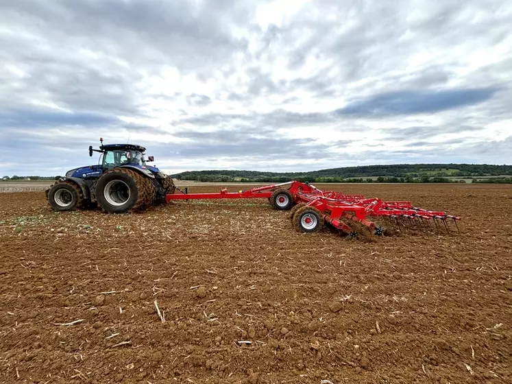 Déchaumeur à disques indépendants Horsch et tracteur New Holland