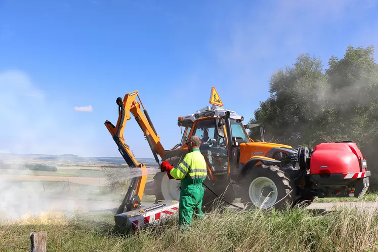 Cuve de lutte contre les incendies de Noremat montée sur tracteur Lindner by Noremat