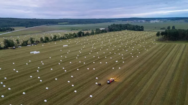 La presse enrubanneuse FastBale était attelée à un tracteur de 240 ch.