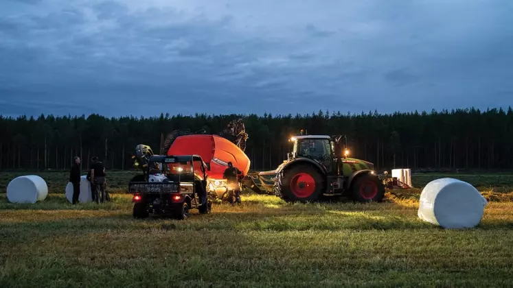 Lors de la performance, 45 arrêts ont été opérés, notamment pour changer les rouleaux de film, et 75 minutes ont été passées au transport entre les différentes parcelles.