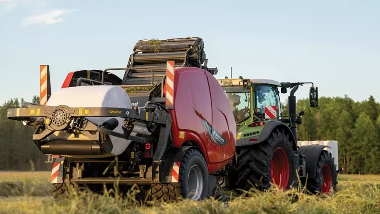 La presse enrubanneuse FastBale de Kverneland dispose d'une double chambre permettant un pressage en continu.