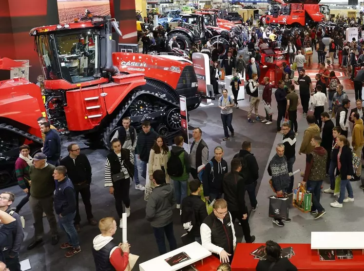 Stand Case IH au Sima avec tracteur Quadtrac