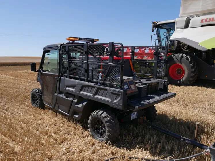 <em class="placeholder">SSV Can-Am avec rehausses de benne grillagées, devant une moissonneuse-batteuse Claas Lexion</em>