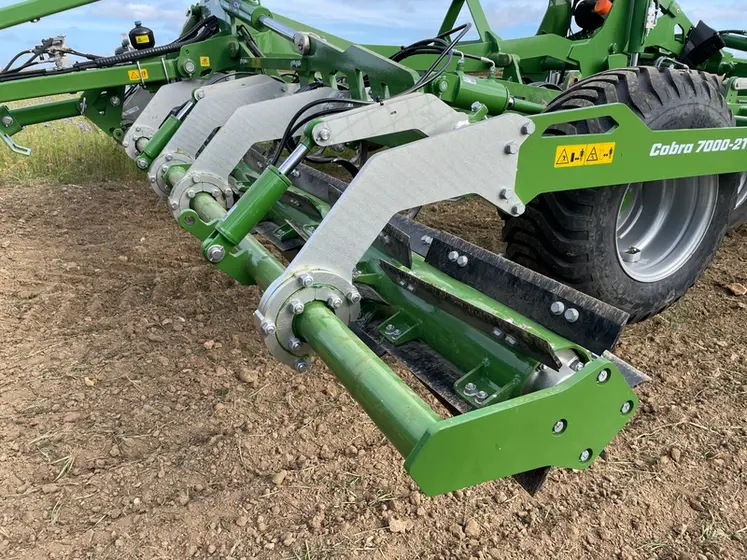 <em class="placeholder">Rouleau hacheur du déchaumeur à dents traîné Amazone Cobra 7000-2TX </em>