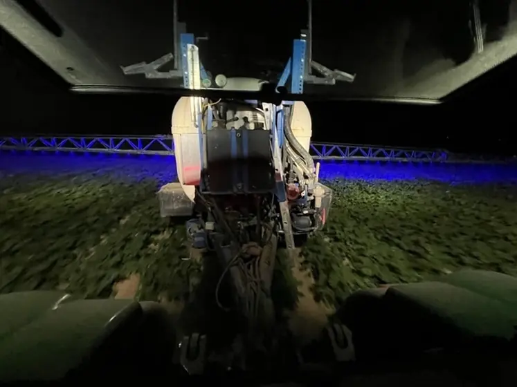 <em class="placeholder">Eclairage de nuit avec la lumière bleue d&#039;une rampe de pulvérisateur avec les phares fournis par la société Gam Agri Pièces</em>