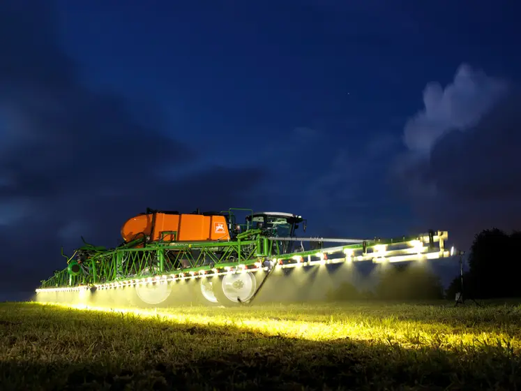 <em class="placeholder">Eclairage de rampe Amazone avec une led par buse </em>