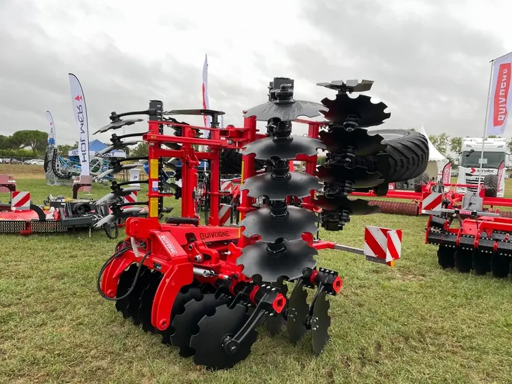 <em class="placeholder">Déchaumeur frontal à disques indépendants Stub Front de Quivogne au salon Innov-Agri 2024</em>