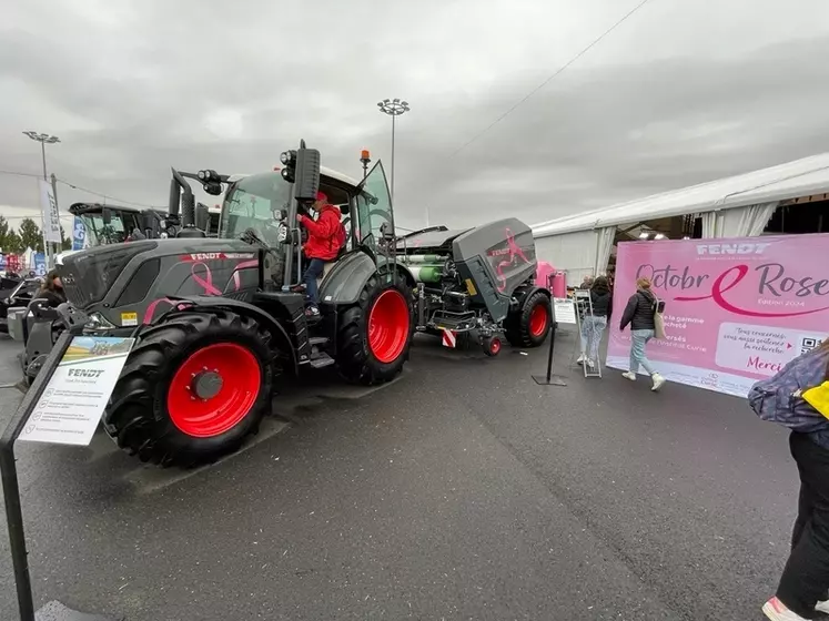 Opération Octobre rose avec tracteur Fendt et presse à balle ronde Fendt au Sommet de l'élevage 2024