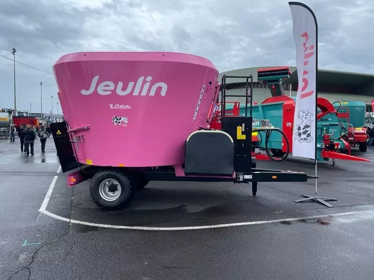 Opération Octobre rose avec mélangeuse à vis verticale Jeulin au Sommet de l'élevage 2024