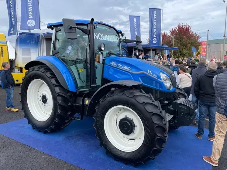 Tracteur New Holland T5 Dual Command au Sommet de l'élevage 2024