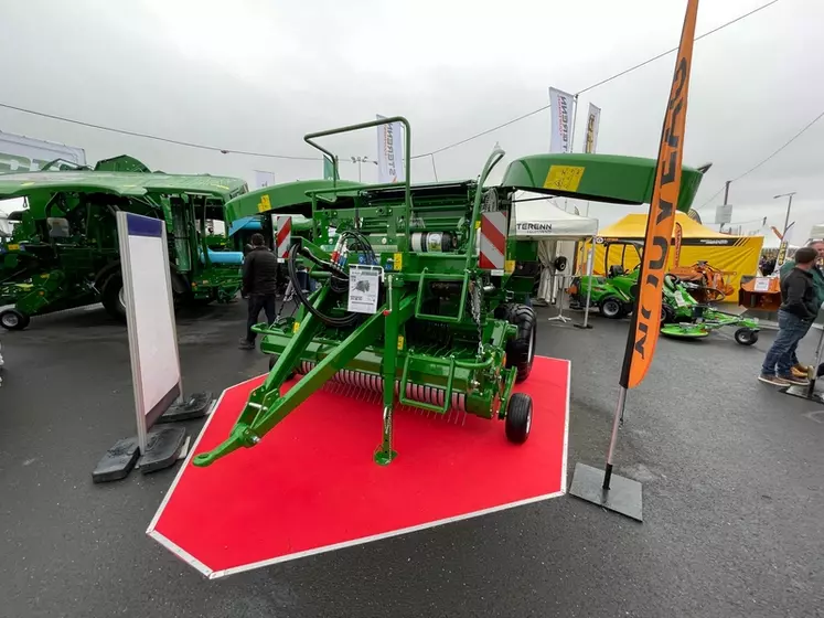 Presse à balles rondes McHale F5-500 au Sommet de l'élevage 2024